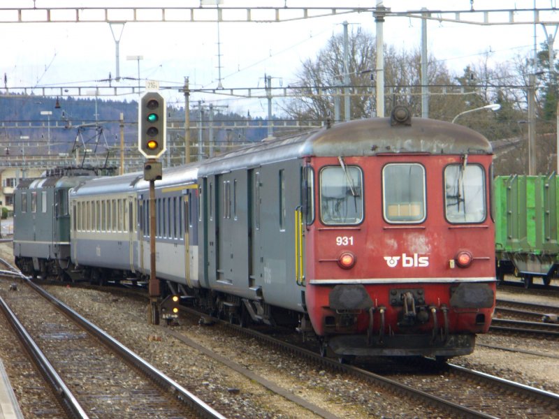 ** bls Aaalenweidli ** Pendelzug mit SBB Steuerwagen Dt + bls 2Kl.Personenwagen + SBB 1+2 Kl Personenwagen  + bls Re 4/4 420 508 ( ex SBB Re 4/4 )bie der Ausfahrt vom Bahnhof Lyss am 03.03.2007