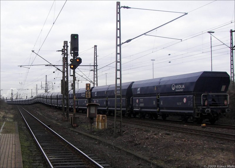   Buckelpiste ?   Abgestellter Veolia-Fals-Wagenzug in Gelsenkirchen-Bismarck. 21.01.2009