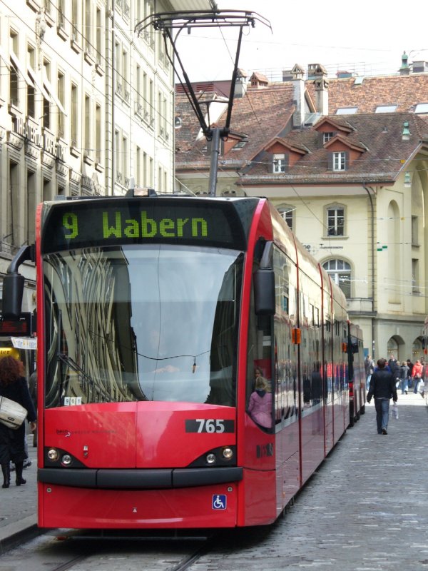 * Combino *  Be 4/6  765 eingeteilt auf der Linie 9 nach Wabern in den Gassen von Bern am 03.03.2007