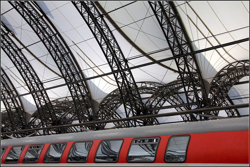 . Dach und Zug - 

Impression Dresden Hauptbahnhof. 

08.08.2009 (M)