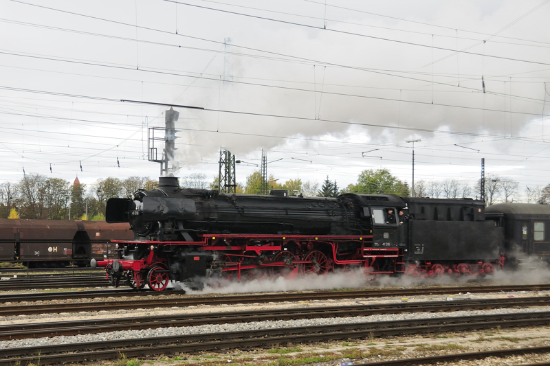 ... und dann kam auch schon 41 018 mit ihrem Sonderzug. (Augsburg Hbf, 25.10.2009).