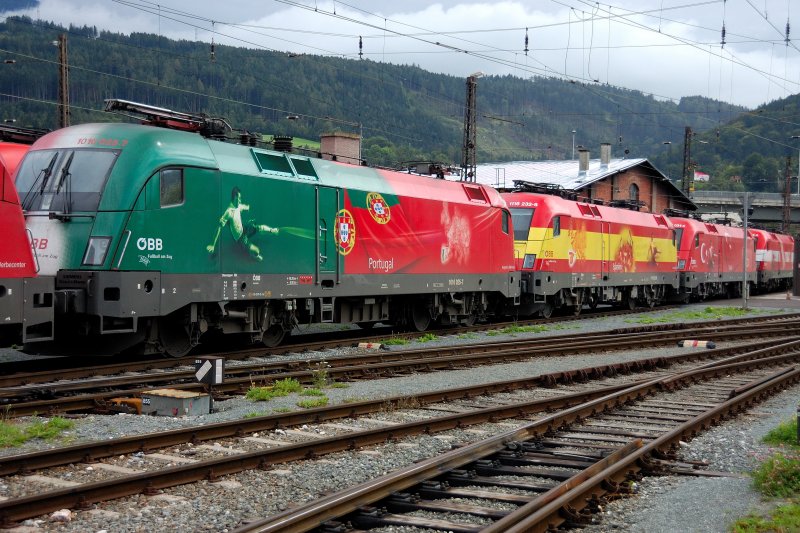 ... dann wurde der Platz langsam knapp: es folgten 1116 031-4  Trkei  und 1116 005-8  sterreich , um den Lokzug fast zu vervollstndigen... (Innsbruck, 23. August 20089.