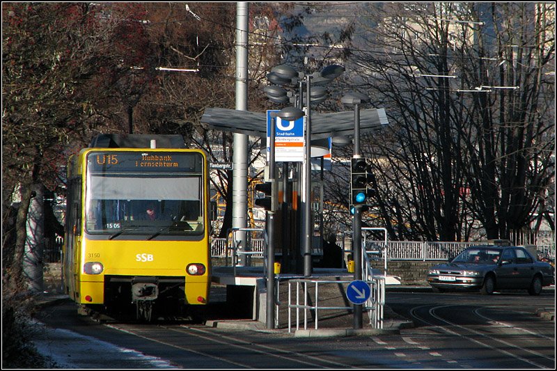 . Der Bahnsteig in der Straße -

Haltestelle Stafflenbergstraße an der Stuttgart Linie U15. 

29.12.2007 (J)