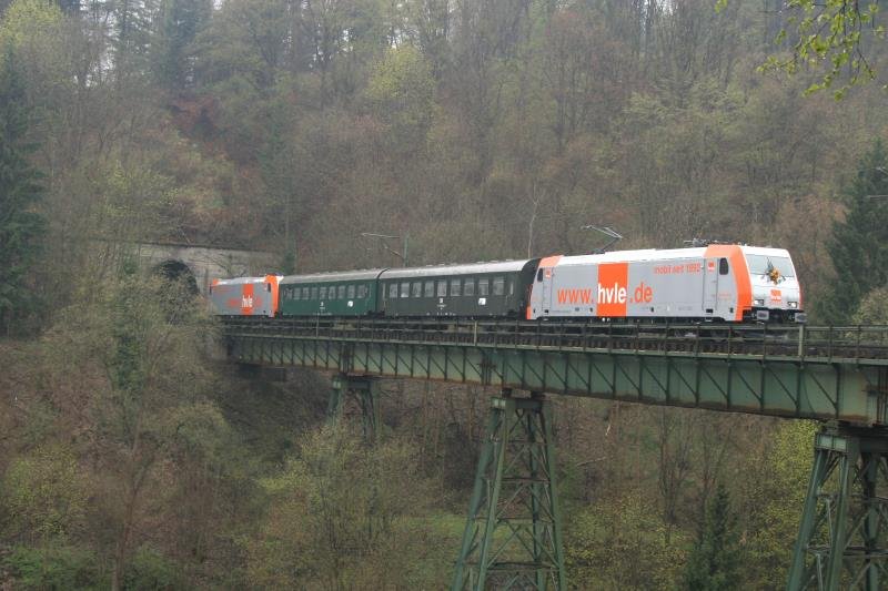 ... Der Sonderzug �berquert mit hvle 185 641 und 185 640 das Kreuztalviadukt. ...