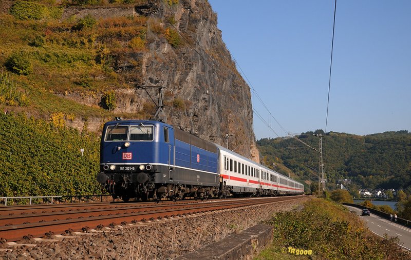- Der STAR - 

Der Star auf der Strecke Koblenz - Tirer - Luxemburg ist zweifellos die blaue 181 201, die zusammen mit ihren Kolleginnen in orient- und verkehrsrot die IC-Zge auf dieser Strecke bespannt. Die trkis-beigefarbene 181 211 ist zwar der andere Star, aber als richtige Diva macht sie sich derzeit rar. Mein Foto in denkbar bestem Licht stammt vom 27.9. vor dem IC 434 zwischen Lf und Hatzenport, wo mir der hoch aufragende Vulkanklotz einen passenden Rahmen abgab.