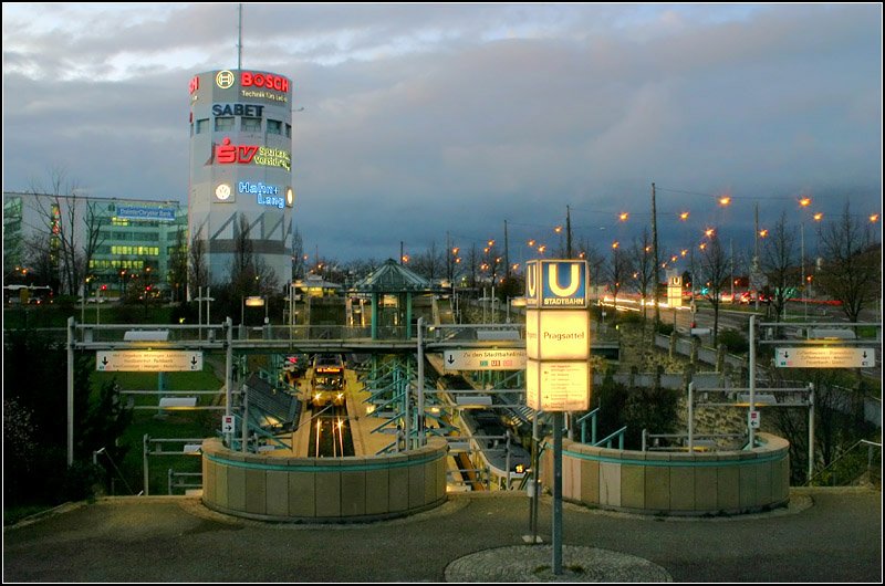 . Der Stuttgarter Pragsallel -

Stadtbahnhaltestelle  Pragsattel . Zwei Gleise, drei Bahnsteige, offen zwischen zwei Tunnelabschnitten. 

04.01.2007 (M)