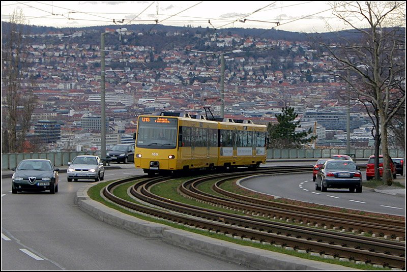 . Die Stadtbahn und die Stadt - 

Ein Zug der Linie U15 in der Pischekstraße. 

04.02.2008 (M)