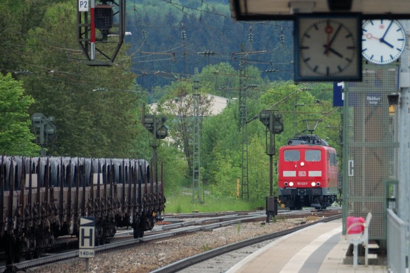 ... Die Unterstzung lt sich zurckfallen, Zugtrennung ohne feste Verbindung: Meist setzen sich die Schublokomotiven schon vor Geislingen/Steige hinter den Zug und gehn auf  Tuchfhlung  mit dem letzten Wagen. So untersttzen sie auf Bergfahrt eventuell berforderte, ziehende Maschinen. Kurz vor Ende der schiefen Ebene nimmt der Schubdienst Geschwindigkeit heraus und trennt sich vom Zug. 