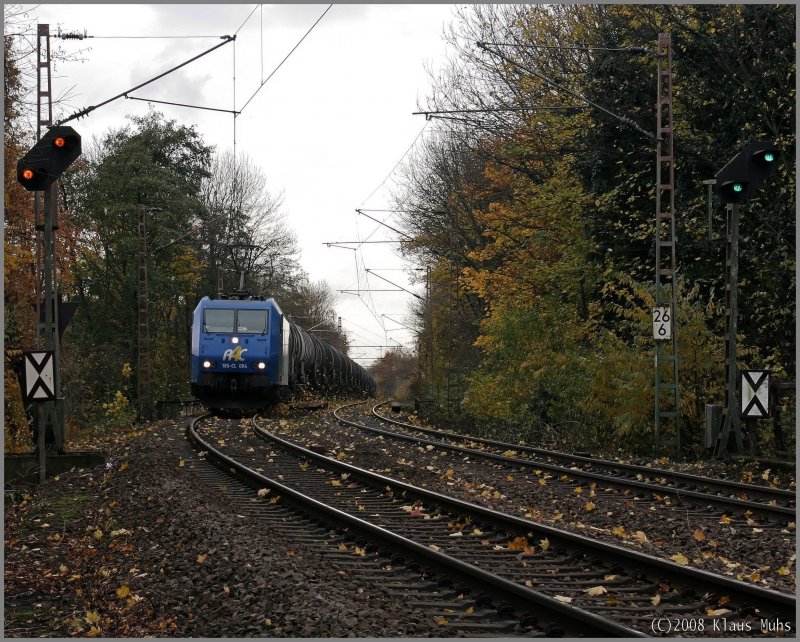   Durch den Herbst 3   R4C 185-CL 004 mit Kesselwagenzug in Wanne-Unser-Fritz  - 10.November 2008 -