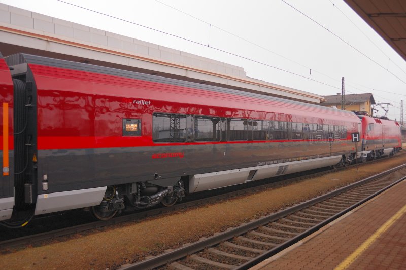 ... und ein Wagen, der sogenannte Kuppelwagen, mit lediglich 76 Sitzpltzen der  Economy -Klasse und einseitiger, normaler Zug- und Stovorrichtung zur Verbindung zum  Antrieb . Auffllig, wie schon von Manfred beschrieben, kommt dieser Wagen in der Farbe heller heraus. (Amstetten, 11.11.2008).