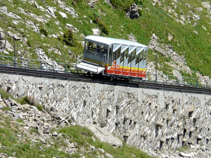 . Ein Wagen der Standseilbahn Niesen befhrt die zweite Sektion von 1400 Meter. Die Steigung auf diesem Teilstck betrgt minimal 35% und maximal 68%, die Fahrzeit dauert 12 Minuten. Bild aufgenommen am 29.07.08 am Niesen Kulm. (Jeanny)