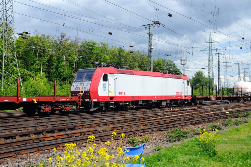 ... eingestellt zwischen zwei Schutzwagen in einem Gterzug: CFL 4011. (Gremberg, Ende Mai 2009).