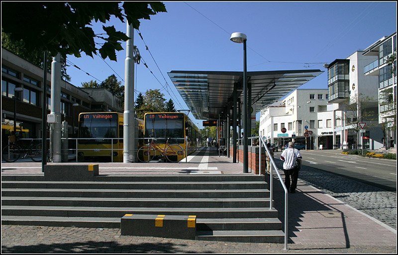 . Endlich mit Hochbahnsteigen -

Linie U1, Endhaltestelle Fellbach Lutherkirche. Seit 1986 fährt hier die Stadtbahn und endlich seit September 2007, also nach 21 Jahren kann hier stufenlos in die Stadtbahn eingestiegen werden. Entgegen sonstige Endstellen der Stuttgarter Stadtbahn entstand hier kein Mittelbahnsteig, sondern u-förmig miteinander verbundene Seitenbahnsteige. Diese wurde gestalterisch in das städtebauliche Umfeld eingebunden. 

22.9.2007 (M)