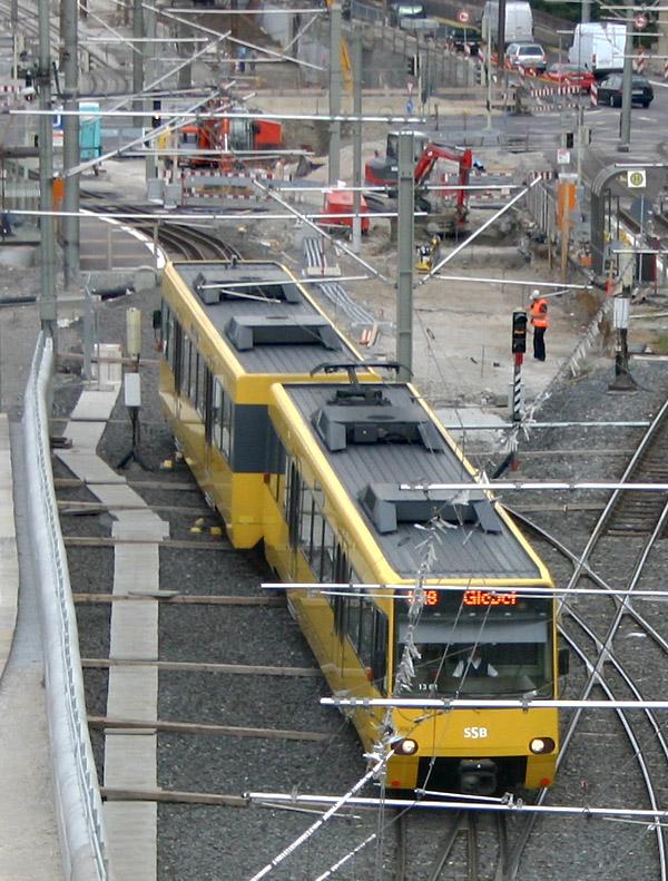. Entgleist? -

Nein. Die beiden Wagenteile verschieben sich aufgrund der bogenreichen Gleisführung zueinander. Stadtbahn der Linie U13 im Baustellenbreich an der Haltestelle Löwentor. 

12.09.2005 (M)