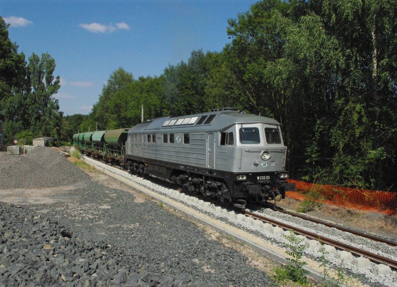 ... etwas unterhalb vom Stellwerk. Der Wagen park reicht bis durch die erste Kurve, die zur Weiche der Nordschleife fhrt.