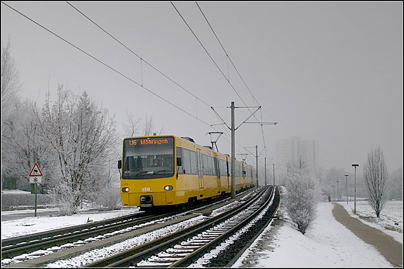. Farbe im Winter -

Eine Doppeltraktion der Linie U6 auf der gut ausgebauten Trasse am Bergheimer Hof. 

03.02.2006 (M)