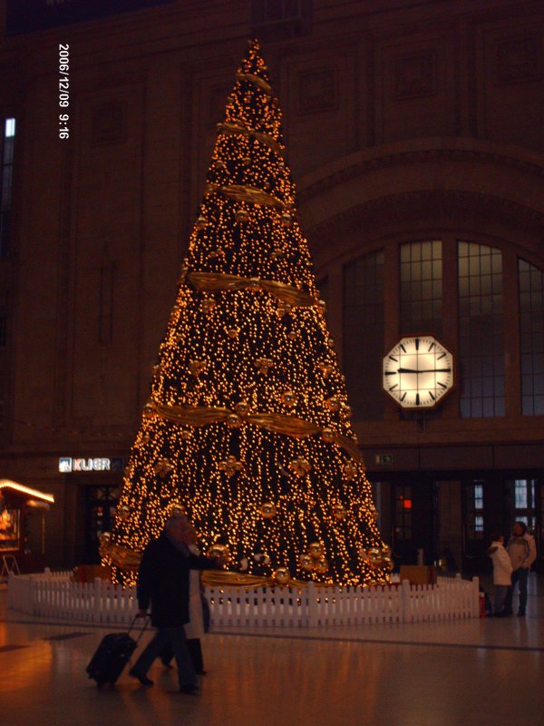 -FROHE WEIHNACHTEN- hei�t das Motto auf dem Leipziger Hauptbahnhof. Um ehrlich zubleiben = sch�ner Weihnachtsbaum.