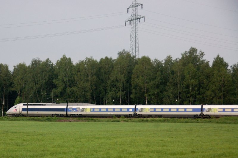 ... gefolgt von Wagen der 1.Klasse und dem zweiten Triebkopf. Mindelaltheim, 28.06.2008 .