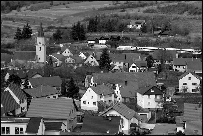 . Geprägt von der vorbeifahrenden Eisenbahn -

Das kleine Dorf Urspring in landschaftlich schöner Lage auf der Schwäbischen Alb. 

19.03.2008 (M) 