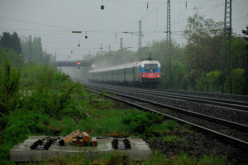 ...  Gischtflug .... (mit schiebendem  Russen ). Aufgenommen bei  Land unter  im Mai 2009.