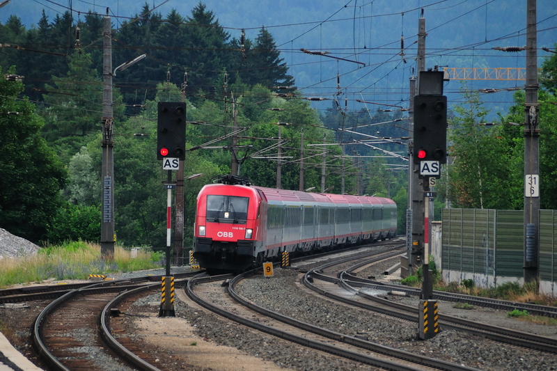 ... gleich gehts in Schr�glage: 1116 195-7 mit OEC 569  BERNARD Ingenieure  erreicht Brixlegg auf seiner Fahrt nach Wien-Westbahnhof. (20.06.2009). 