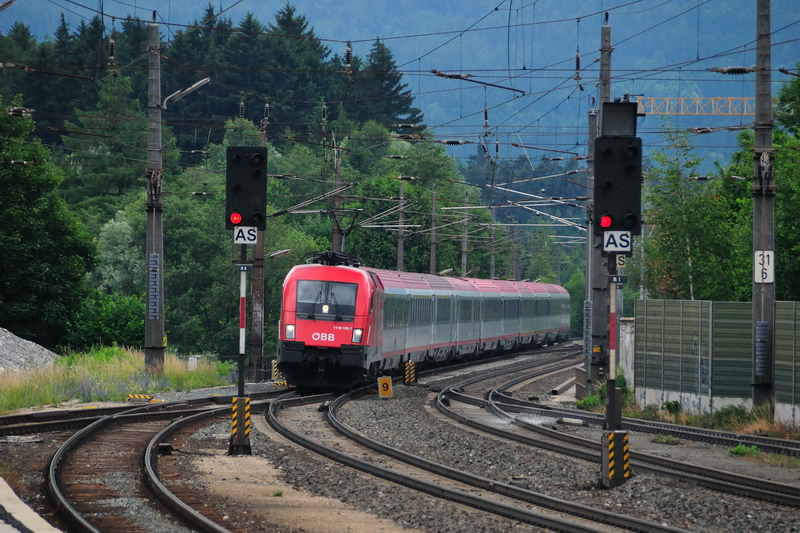 ... gleich gehts in Schrglage: 1116 195-7 mit OEC 569  BERNARD Ingenieure  erreicht Brixlegg auf seiner Fahrt nach Wien-Westbahnhof. (20.06.2009). 
