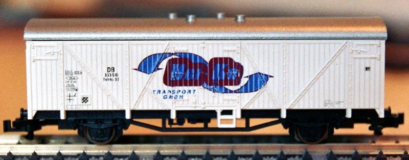   Hei Ka   Werbewagen hergestellt von Roco fr eine Norddeutsche Sped. aus dem Raum Kiel !?   RC hat dem wagen keine Artikel-Nr vergeben ! Ebel bez. ihn als ER 6301 und in der RocoSpurN-Datenbank wird dieser als 0005 gefhrt !  Wagen umgebaut auf Fleischmann Profikupplung 
