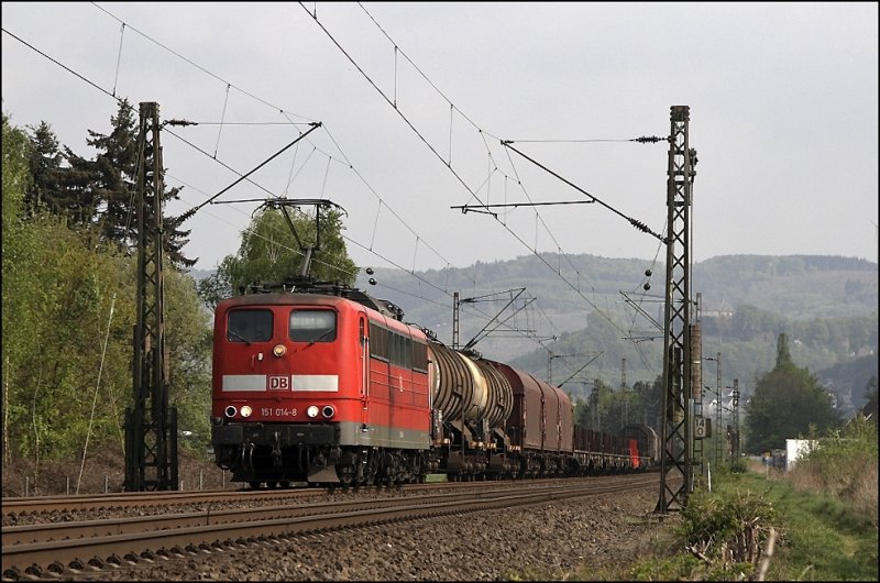 ... und hier ist 151 014 mit dem Frachtzug auf dem Rckweg. (23.04.2009)
