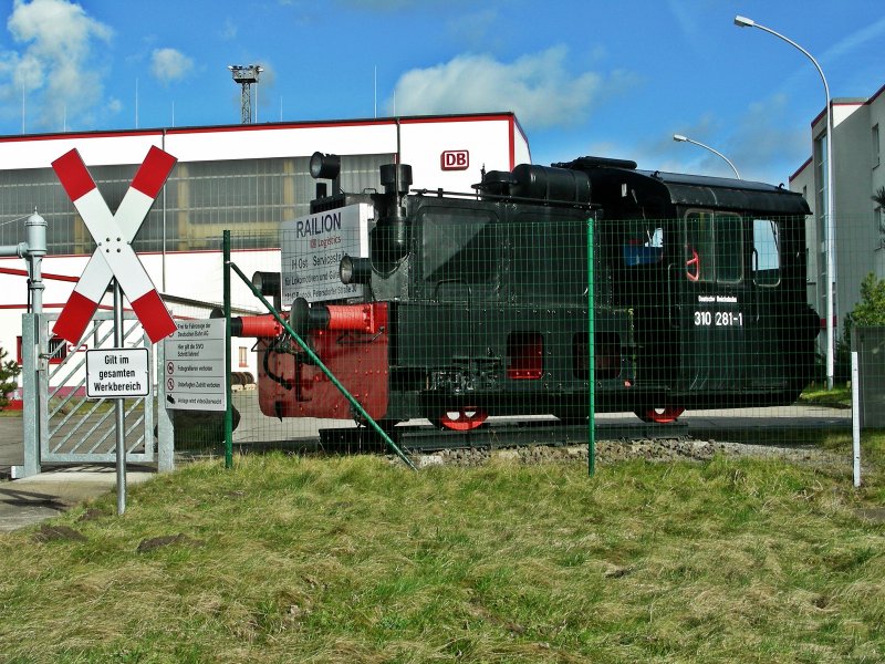 -Hinter Gittern-

310 281 als Sockellok des BSW-Gruppe im Bw Rostock-Seehafen, 25.02.08