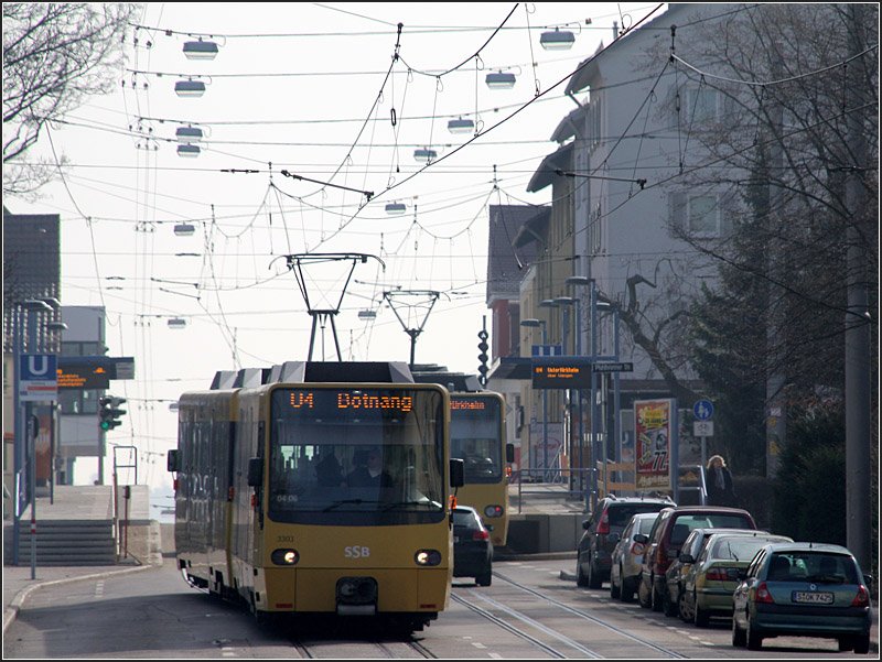 . Im Gegenlicht - 

Begegnung zweier Stadtbahnen der Linie U4 in der Landhausstraße nahe der Haltestelle Gaisburg. Das Gegenlicht lässt die aufwändigen Oberleitungen deutlich hervortreten. 

18.03.2009 (M)