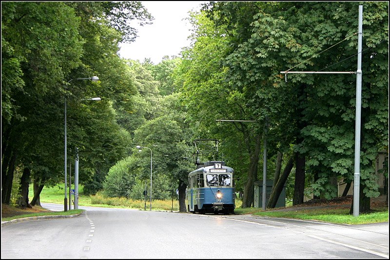 . Im grünen Djurgården von Stockholm -

Djurgårdslinjen, Schleifenstrecke im Djurgården. Im Djurgården endet die Museumsstraßenbahnlinie in einer großen Schleifenstrecke in der Nähe der Waldemarsudde. Der  Ängbywagen  erklimmt die 7%-Steigung kurz vor der Haltestelle  Bellmansro . 

28.07.2007 (M)