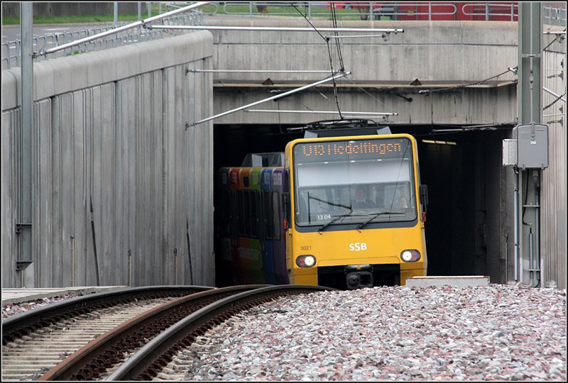 . In der Rampe -

Vom Pragsattel kommend verlässt die Bahn der Linie U13 den dortigen Tunnel bei der Station Löwentor. 

03.04.2009 (M)