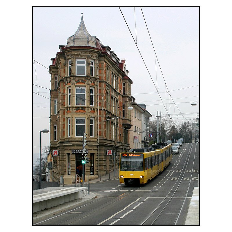 . Irgendwie klein -

... wirkt die Stadtbahn neben dem schönen Gründerzeithaus. Ein U15-Zug auf Talfahrt am Eugensplatz. 

26.12.2007 (M)