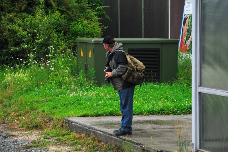 ... Ja, wo fahren Sie denn?...  Peter Plsch in typischer  Pirsch -Haltung... den Finger am Abzug... h... Auslser. So gesehen nach unserem Wechsel gen Brixlegg am 20.06.2009 beim Bahnbilder-Treffen.