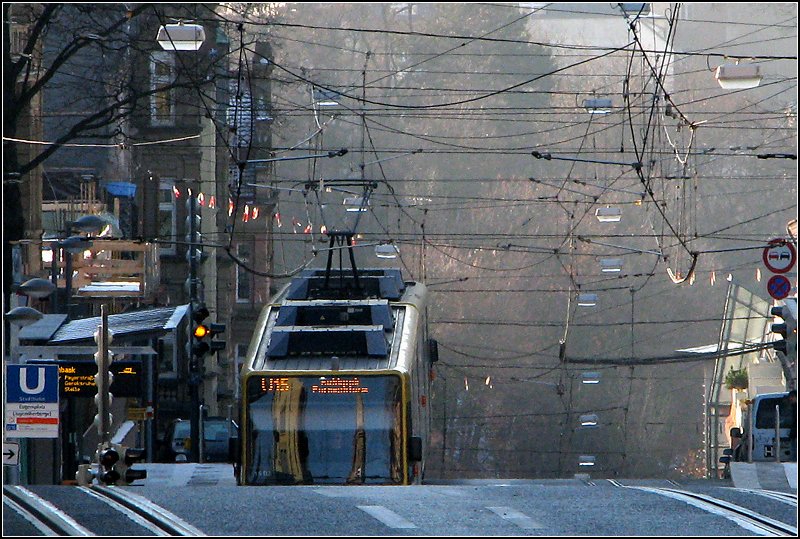 . Kurz mal in der Waagrechten -

Ein Stadtbahnzug im Bereich des Plateaus vom Eugensplatz. 

29.12.2007 (J)