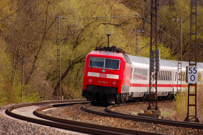 ... mit Untersttzung von 120 108-6 geht es dann in die Offinger Kurve. Strecke Ulm - Augsburg.