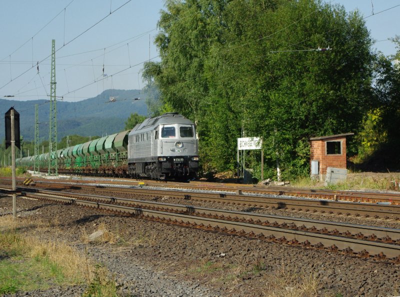 ... nach 5 Stunden Arbeit verlsst der Zug das neue Gleis ber die neue Weiche wieder auf die Hauptstrecke um erstmal auf ein Gleis mit Ausfahrtssignal umzusetzen. Hier am B Eltmannshausen.