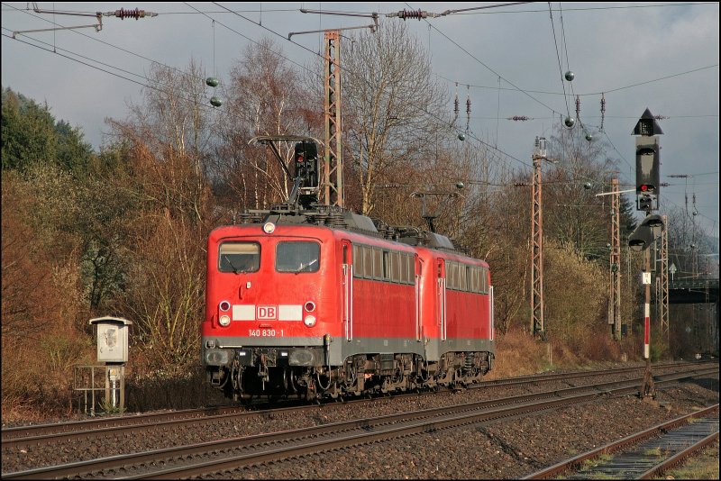 ....... und nach ca. 12 weiteren Minuten sind die beiden Gremberger 140 830 und 140 856 als Tfzf von Finnentrop komment Richtung Hagen unterwegs. (19.03.2008)
