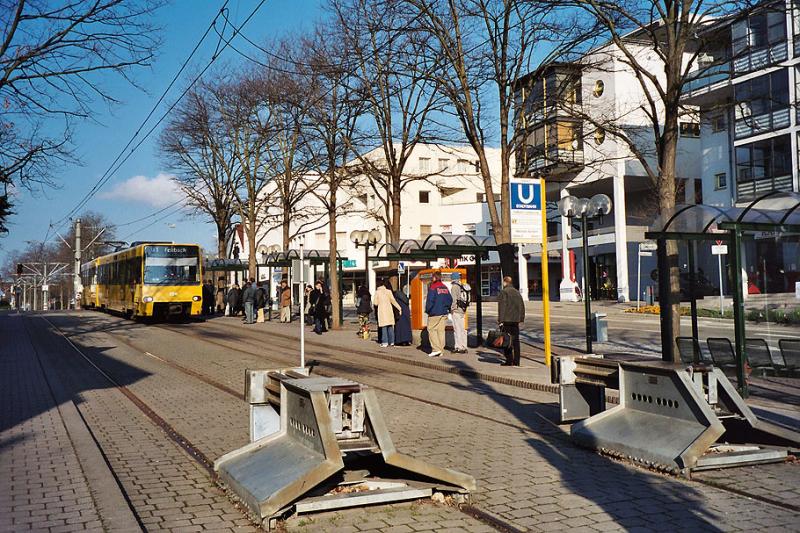 . Noch Tiefbahnsteige -

Endhaltestelle Fellbach Lutherkirche der U1. Entlang dieser Linie gibt es noch zwei Haltestellen mit Tiefbahnsteigen. Hier in Fellbach sollen zwei Seiten-Hochbahnsteige gebaut werden. Der Einser wurde am 19.4.1986 auf Stadtbahnbetrieb umgestellt. Dabei entfiel die große Schleifenstrecke durch die Fellbacher Innenstadt. Stattdessen wurde eine Neubaustrecke entlang der Esslinger und Tainer Straße angelegt. 

Analog 2004 (M)