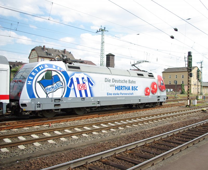 ... und nochmal von vorn. 101 044  Hertha BSC  als Schublok vor IC 2150 in Bebra. 25.04.2009.
