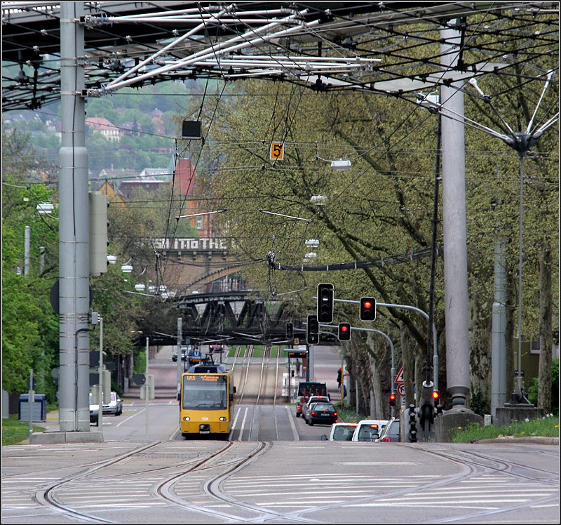 . Nordbahnhofstraße -

Blick hinein in der Stuttgarter Nordbahnhofstraße mit einem Zug der Linie U15. Im Hintergrund über der Stadtbahnhaltestelle die Stahlbrücken der Bahnstrecke zwischen Hbf und Feuerbach. Etwas dahinter der Viadukt der Gäubahn. 

16.04.2009 (M)