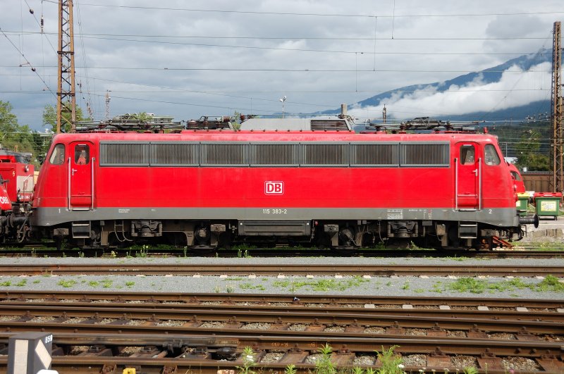 ...  offline  stand Bgelfalte-115 383-2 in der Remise zu Innsbruck am Nachmittag des 23. Augusts 2008.