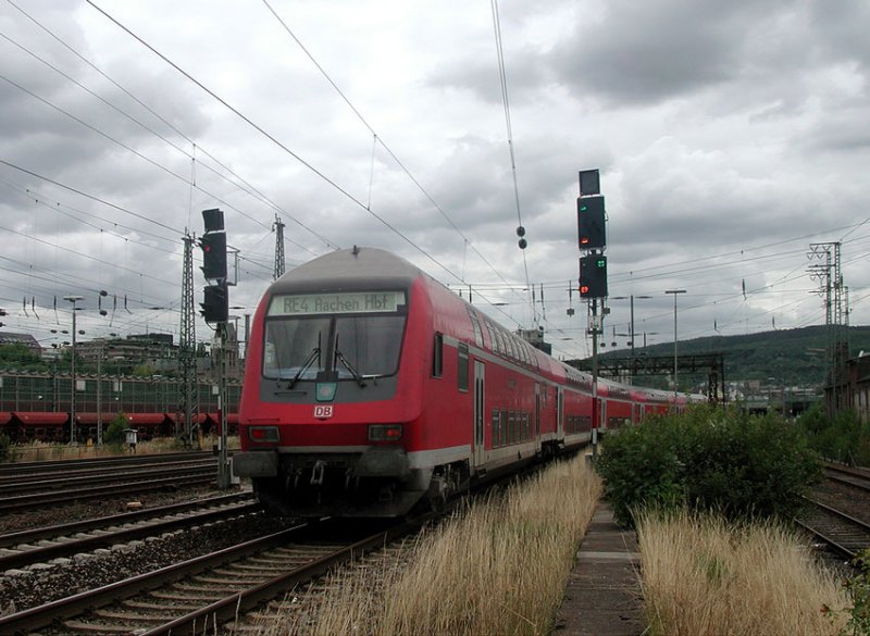  RE4  passiert gerade die Einfahrt nach Hagen Hbf.
Zuglok BR 112 (nicht mehr zu erkennen.
Aufn. Aug.2006