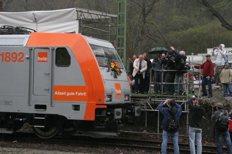 ... Richtig ist es, dass am heutigem 17. April die offizielle Wiederaufnahme des elektrischen Zugverkehrs auf der R�belandbahn gefeiert wurde. Zu diesem Anla� wurden die frisch von Bombardier an die hvle ausgelieferten 185 640 und 185 641 auf die Namen  R�beland  und  Blankenburg  getauft. ...