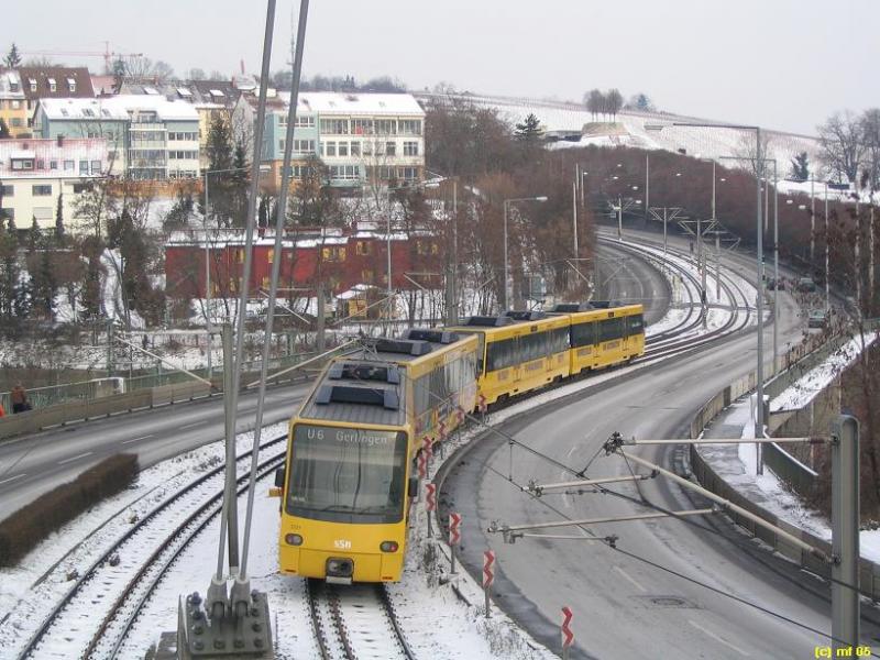 . S-Kurven -

Stadtbahn-Doppeltraktion der U6 auf der Löwentorbrücke, 

28.1.2005 (M)