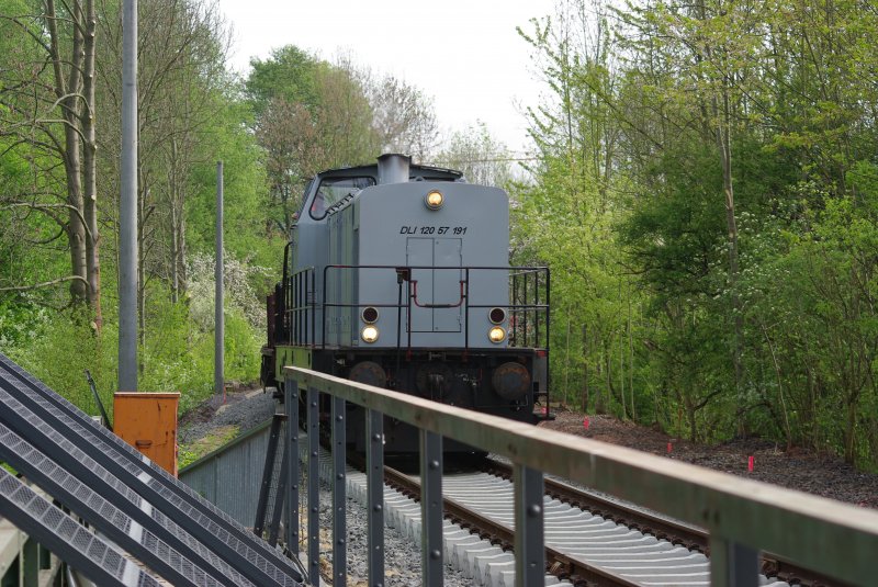 ... die Schienen werden langsam von den Wagen gezogen und warten jetzt darauf, verlegt zu werden. 27.04.2009.