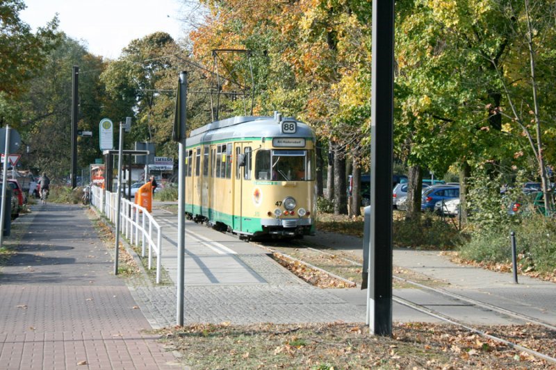  Schneicher Strae, am S-Bahnhof Friedrichshagen
Endhaltestelle der Linie 88 der Schneicher-Rdersdorfer Straenbahn ( SRS )
Aufnahme vom 21.Oktober 2008 