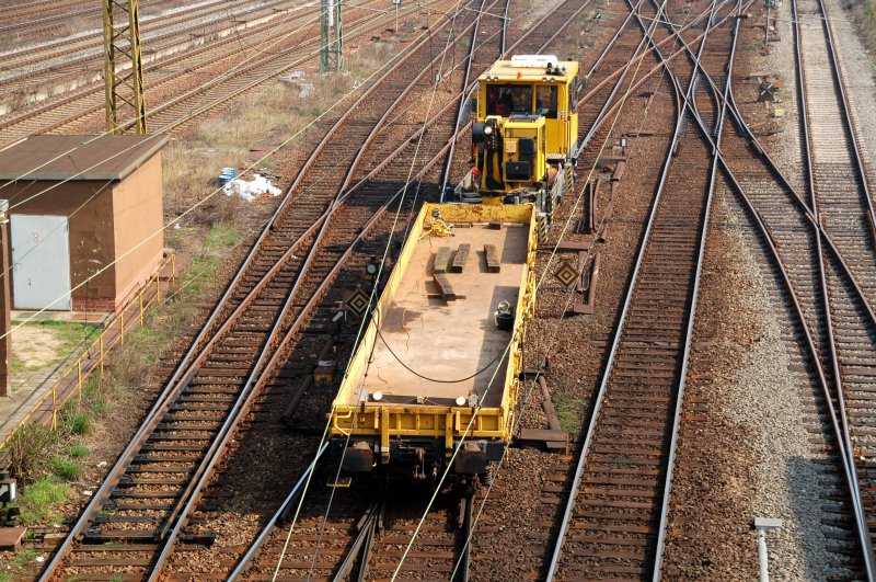 ... und schob sich anschlie�end wieder �ber die Einfahrgleise in den Rbf Halle(S). Fotografiert am 07.04.09.
