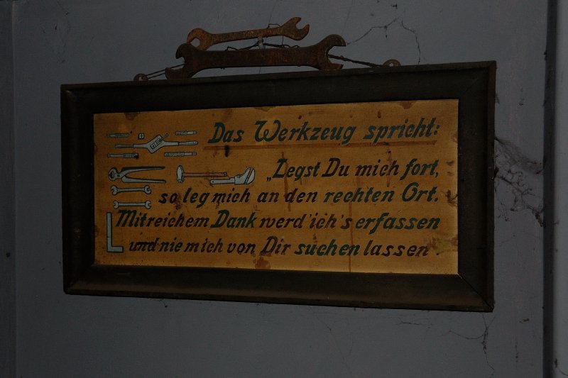 ... so gesehen in der ehemaligen Lokschlosserei im jetzigen Eisenbahnmuseum Darmstadt-Kranichstein. Ein zeitloses Relikt... (Feb. 2009).