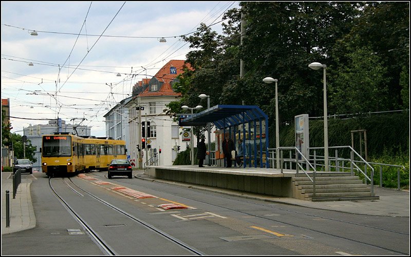 . Stadtauswärtsbahnsteig Bergfriedhof U4, U9: die Hochbahnsteige an dieser Station entstanden 2005. Seit 1989 fährt die U9 als Stadtbahn, die U4 kam 1994 dazu. Nach Fertigstellung dieser Anlage war die U9 komplett auf die hohen Einstiege umgestellt. Bei der U4 fehlen aktuell noch drei Haltestellen. Die beiden Bahnsteigen liegen etwas versetzt zueinander, da nur an diesen Stellen ein geeigneter Platz gefunden wurde. Durch die grüne Böschung im Anschluss konnte dieser Bahnsteig besser ins Umfeld integriert werden. 

03.06.2006 (M)